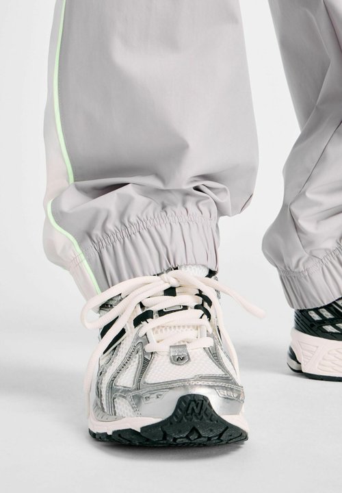 New Balance Tracksuit bottoms - truffle salt white — foto 5