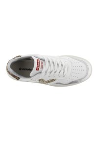 Sneaker bianco con un accento dorato lucido e luccicante, design perforato e una particolare stampa animale marrone sul tallone. Etichetta rossa con logo sulla linguetta.