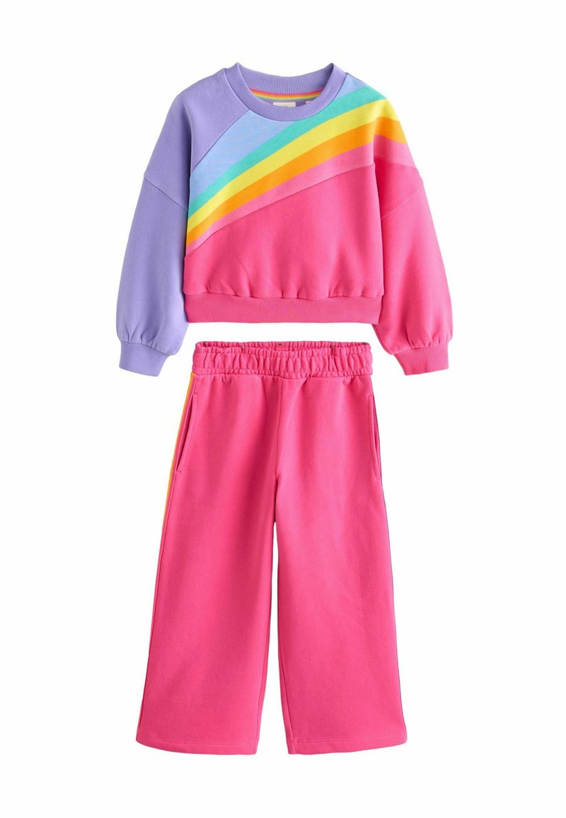Rosa och lila sweatshirt med regnbågsfärgade ränder, ihopparat med rosa vida byxor. Mjuk bomullsmaterial, elastisk midja och sidofickor.