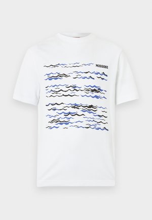 T-shirt branca de algodão com padrão ondulado em azul e preto, com a palavra 'MISSONI' impressa acima do desenho a preto. Decote redondo e mangas curtas.