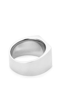 Silver ring med en slank, platt band och en geometrisk, sned topp. Slät metallisk yta med en subtil borstad textur.