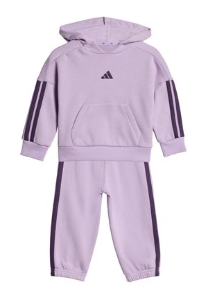 Ensemble en lilas composé d'un hoodie et d'un pantalon de jogging en tissu doux. Le hoodie présente une poche avant et un logo ; le pantalon a des bandes latérales violettes foncées et des poignets élastiques.