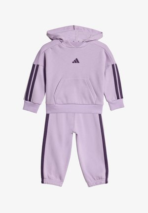 Ensemble en lilas composé d'un hoodie et d'un pantalon de jogging en tissu doux. Le hoodie présente une poche avant et un logo ; le pantalon a des bandes latérales violettes foncées et des poignets élastiques.