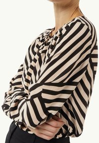 Blusa a maniche lunghe in un tessuto morbido e leggero con audaci righe verticali nere e crema, con dettagli arricciati al collo.