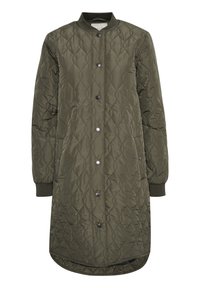 Olivewogrześowy pikowany długi płaszcz, z okrągłym kołnierzem, zapięciem na zatrzaski i żebrowanym mankietem, w diamentowy wzór na całej powierzchni.