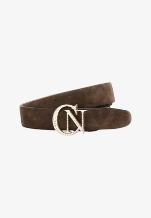 Cintura in suede marrone con una grande fibbia metallica decorata con il logo "CN" incastonato di strass. La cintura è liscia e ha una consistenza morbida.