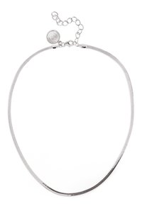 Collana in argento con una superficie liscia e raffinata, dotata di una chiusura rotonda con una perla decorativa e un'estensione di lunghezza regolabile.