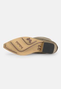 Suela de zapato de cuero marrón con tacón de goma y patrones grabados. Talla 37 marcada en marrón en la base ligera color beige.