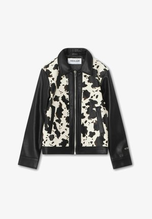 Schwarze Lederjacke mit weißen und schwarzen Kuhfell-Print-Frontpanelen, Frontreißverschluss und zwei Seitentaschen.