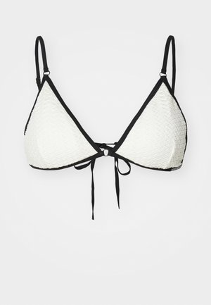 Top bikini triangolare in tessuto bianco testurizzato con bordi neri. Presenta spalline regolabili e una chiusura con nodo frontale per una vestibilità sicura.