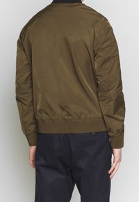 HUGO Bomberjacka - olive