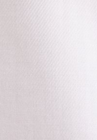 Tissu gris clair avec un motif chevron subtil créant une surface texturée douce.