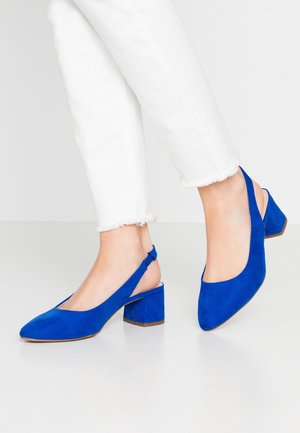 Niebieskie zamszowe sandały na obcasie typu slingback, z zaostrzonym noskiem i szerokim obcasem, charakteryzujące się gładką fakturą i minimalistycznym designem.