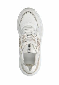 Witte sneaker met een combinatie van mesh en suède textuur. Bevat metalen accenten, vetersluiting en een dikke zool. Bovenaanzicht toont een onderscheidend gelaagd ontwerp.