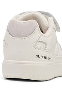 Hvide sneakers med en tekstureret læderfinish, suede hælaccent og sort "ST. POWER PLAY" skrift nær sålen. Blød polstring synlig indeni.