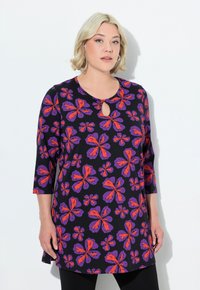 Tunic nera con motivo floreale di farfalle arancioni e viola, con scollatura tonda e dettaglio a chiave, maniche 3/4.