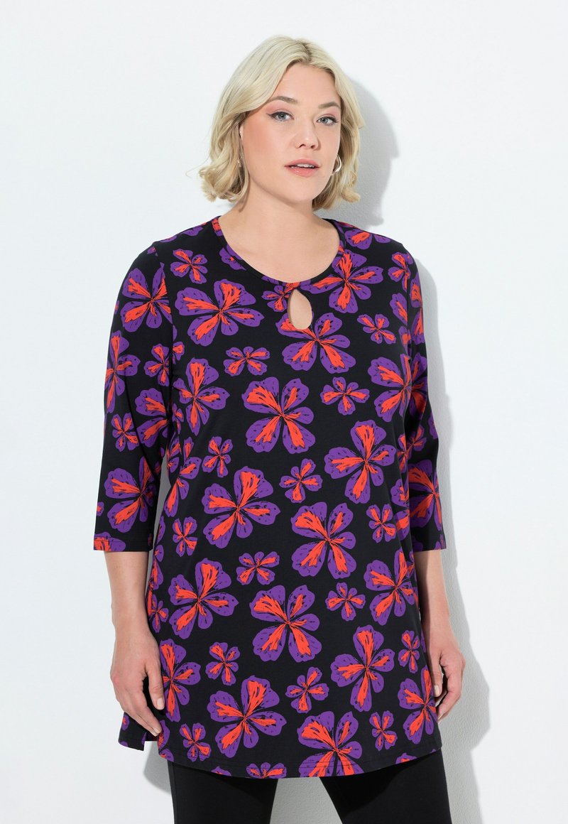 Tunic nera con motivo floreale di farfalle arancioni e viola, con scollatura tonda e dettaglio a chiave, maniche 3/4.