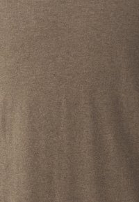 Brun stickad tyg med en jämn textur, med ett subtilt melerat mönster och en enhetlig yta. Lämplig för kläder och accessoarer.