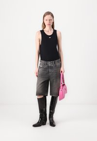 Svart ermeløs topp, gråstripete denimshorts, svarte knelang hælboots og en rosa håndveske. Enkle og funksjonelle designelementer.
