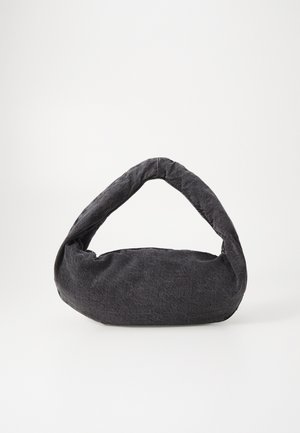 Tumehallist kangast kott, millel on kaardus käepide, pehme tekstuur ja ümar kuju. Pole nähtavaid metallosi ega kaunistusi.