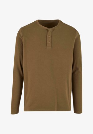 Pikkade varrukatega pruun henley särk, millel on kolm nuppu ja ümmargune kaelus, esitatud valge tausta peal.