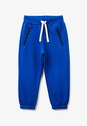 Blauwe joggingsbroek met een geribbelde tailleband en een witte trekkoord. Bevat twee zijzakken met rits en elastische boorden bij de enkels.