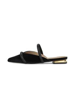 Scarpa mule nera a punta con due sottili cinturini e un tacco basso a blocco metallico dorato su sfondo bianco.