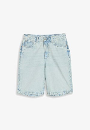 Short en jean bleu clair avec bouton devant, fermeture éclair, passants de ceinture et design cinq poches, posé à plat sur fond blanc.
