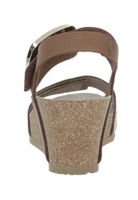 Sandale à talon en wedge marron avec des sangles douces et un accent métallique. Talon texturé imitant le liège, dos ouvert et semelle intérieure rembourrée.
