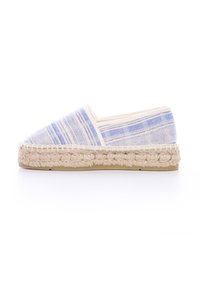 Espadrillas in tela a righe blu e bianche con suola in corda di juta e fondo in gomma beige; design a profilo basso, da indossare facilmente.