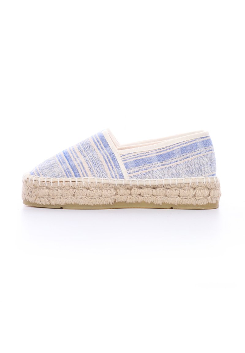 Espadrillas in tela a righe blu e bianche con suola in corda di juta e fondo in gomma beige; design a profilo basso, da indossare facilmente.
