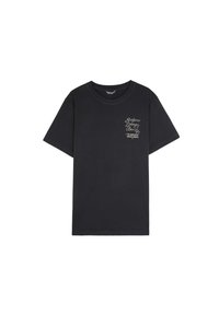 Camiseta de algodón negra con cuello redondo, mangas cortas y un logo impreso en el lado izquierdo del pecho. Ajuste estándar.