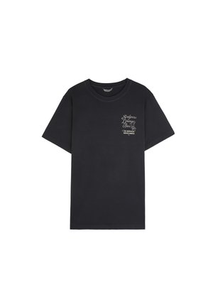 Camiseta de algodón negra con cuello redondo, mangas cortas y un logo impreso en el lado izquierdo del pecho. Ajuste estándar.