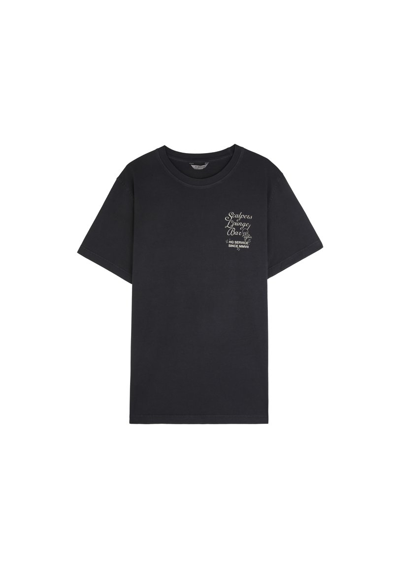 Camiseta de algodón negra con cuello redondo, mangas cortas y un logo impreso en el lado izquierdo del pecho. Ajuste estándar.