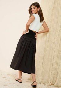 Friends Like These REGULAR FIT - DROPPED WAIST - A-vonalú szoknya - black
