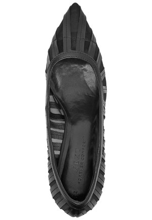 Chaussure plate noire pointue avec tissu rayé et détails en cuir, semelle intérieure rembourrée portant la mention Nexin Forever Comfort, taille 40 visible à l'intérieur.