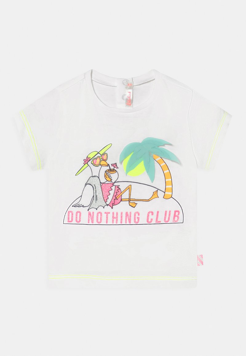 T-shirt branca de algodão com mangas curtas, apresentando uma ilustração colorida de dois pássaros de cartoon, uma palmeira e o texto "CLUBE DE NÃO FAZER NADA" em rosa.