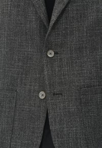 Tumehall slaider, millel on tekstuuriga kangas, kahe eesnupu, tasku ja slim-fit lõige. Materjali on integreeritud peen muster.