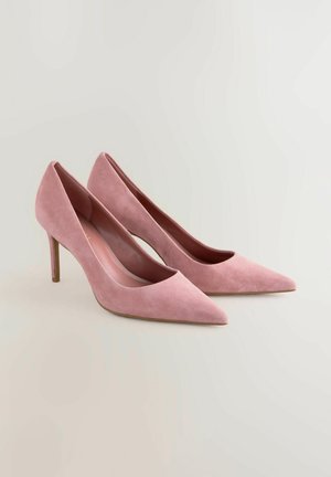 Pink suede højhælede pumps med spidse tæer og en slank silhuet, der har en slank hæl og minimalistisk design.