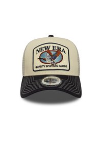 Gorra de béisbol color marrón claro con visera negra, que presenta un parche bordado de un pájaro y el texto "NEW ERA QUALITY SPORTING GOODS". Correa ajustable.