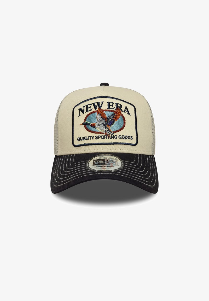 Gorra de béisbol color marrón claro con visera negra, que presenta un parche bordado de un pájaro y el texto "NEW ERA QUALITY SPORTING GOODS". Correa ajustable.