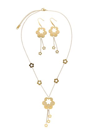 Halskæde og matchende øreringe i guldtonet med blomster tema, udskårne kronblade og hængende blomstercharms på tynde kæder.