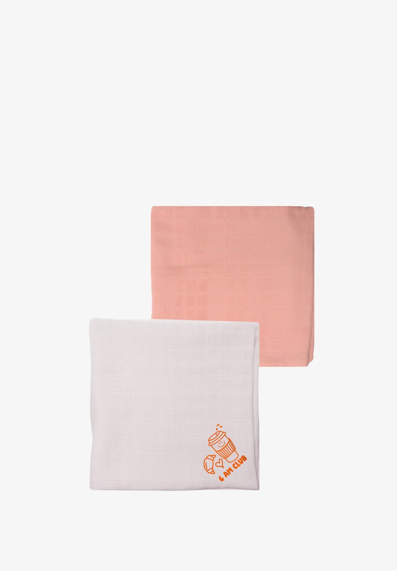 Zwei Küchentücher: eines in zartem Rosa und eines in Weiß mit einer Gitterstruktur. Das weiße Tuch zeigt eine orangefarbene Grafik einer Kaffeetasse und einem Croissant.