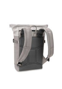 Sac à dos à rabat en gris avec des bretelles ajustables et rembourrées, un panneau arrière texturé et un compartiment zippé pour un accès facile.