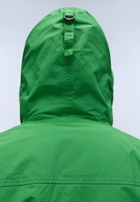 Grøn vandtæt jakke med høj krave og justerbar hætte med rem. Glat tekstur og minimalistisk design.