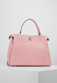 Borsa a manico superiore in ecopelle rosa con texture coccodrillo, dalla forma strutturata e liscia. Presenta una chiusura a scatto metallica e bordi a contrasto.