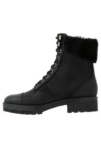 Sort ankelstøvle med snørebånd foran, suede materiale, faux fur krave, rund tå og chunky sål med mønster. Sølv hardware detaljer.