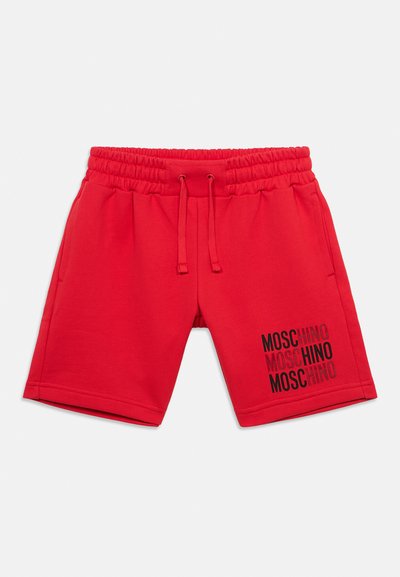 Κόκκινα σορτς με ελαστική μέση και κορδόνι, πλαϊνές τσέπες και λογότυπο "MOSCHINO" εκτυπωμένο τρεις φορές σε μαύρο και κόκκινο στο αριστερό πόδι.
