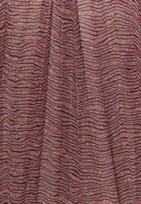Brauner Stoff mit einem wellenförmigen Muster, das kontrastierende schwarze Linien und Sprenkel in verschiedenen Rosa- und lila Tönen aufweist. Weiche Textur, plissiertes Design.