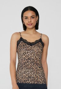 Top de tirantes con estampado de leopardo que presenta un borde de encaje a lo largo del escote y el dobladillo, con tirantes delgados ajustables y una textura suave y lisa.